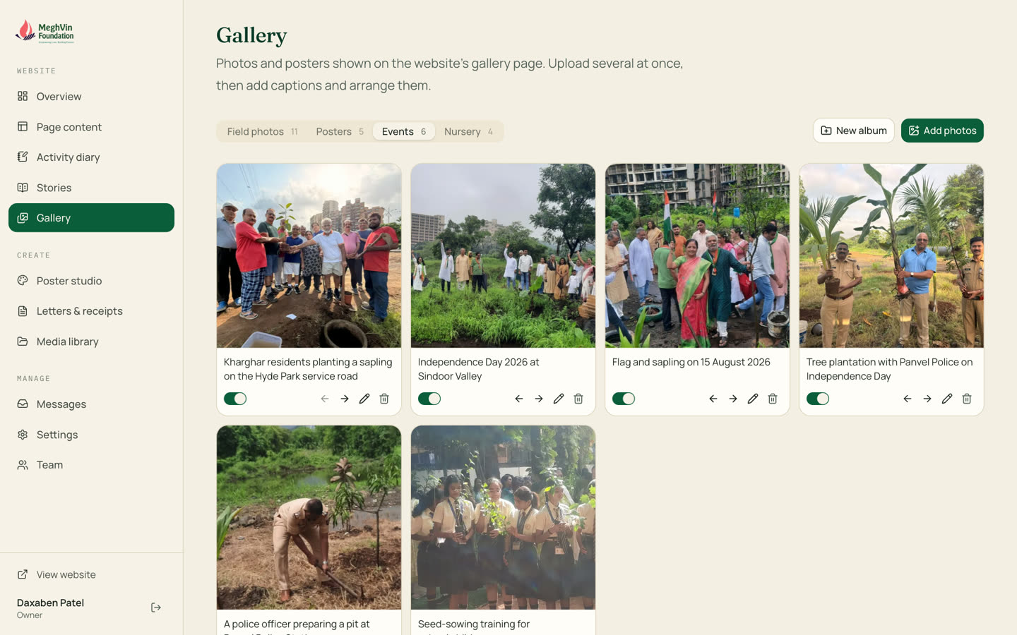 Gallery: Field photos in albums, with captions, uploaded straight from a phone.